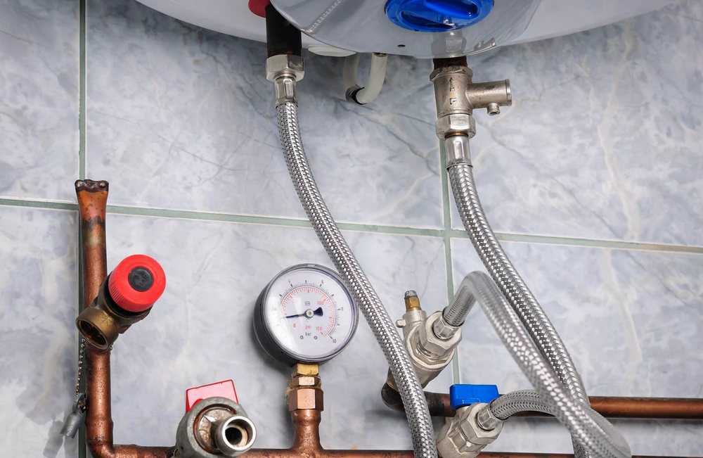 Можно ли газовый водонагреватель подключить к отоплению и установить над ванной?