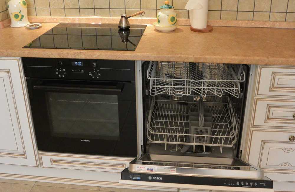 Можно ли установить посудомоечную машину рядом с духовкой и под варочной панелью?